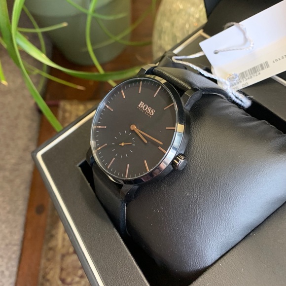 SOLD⛔️Authentic BOSS 42 Ionic plated steel leather watch - Picture 2 of 13